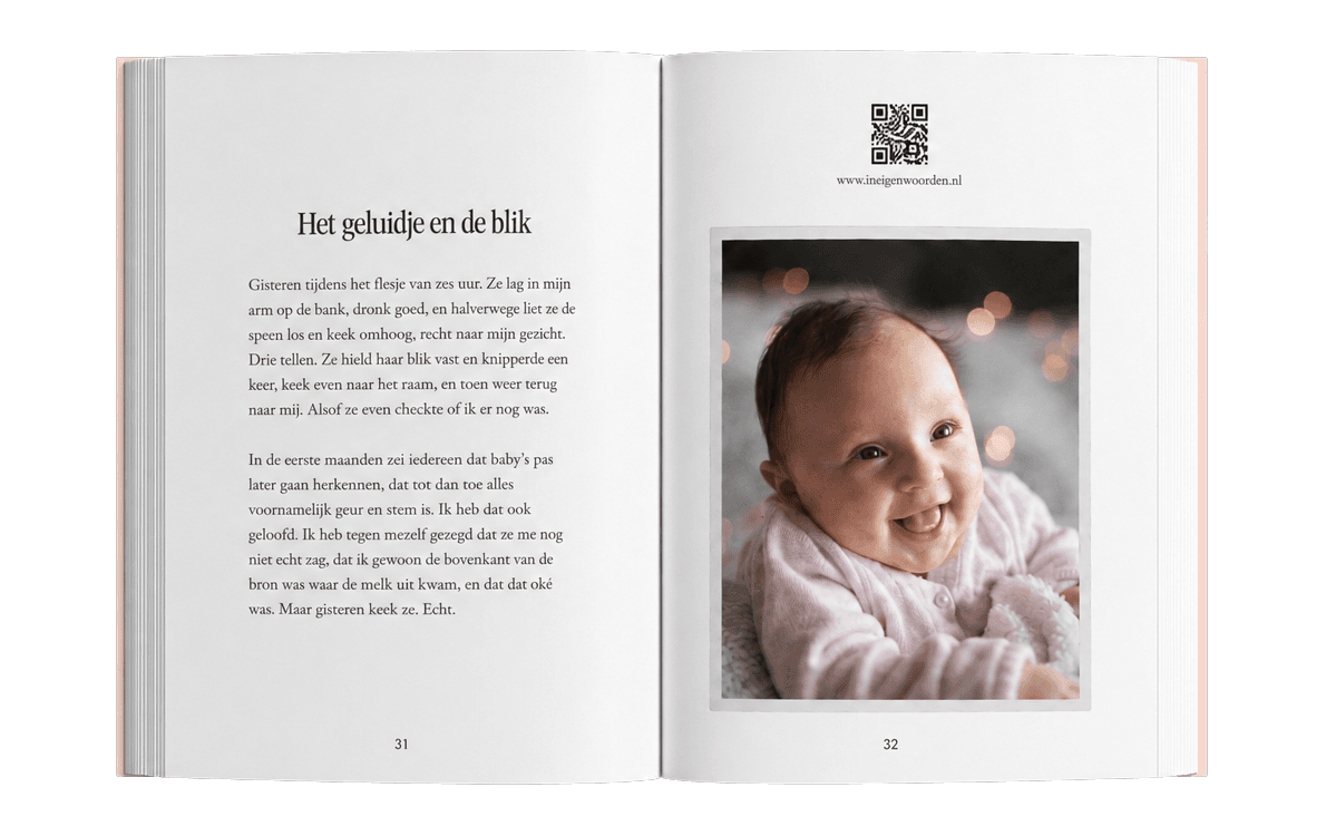 Het eerste-jaar-boek opengeslagen op een hoofdstuk met een foto van een lachende baby
