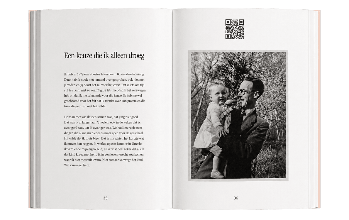 Het Familieverhalen-boek opengeslagen op een hoofdstuk met een zwart-witfoto van een vader met dochter